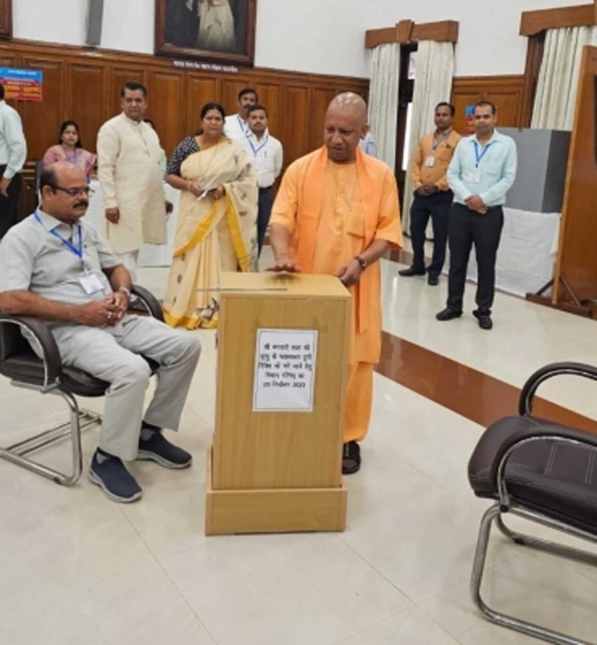 एमएलसी के लिए मतदान शुरू, मुख्यमंत्री योगी ने डाला वोट